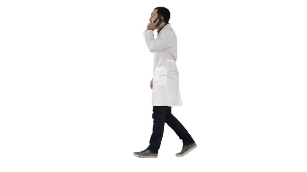 Ung läkare talar med mobil och walkind på vit bakgrund. — Stockfoto
