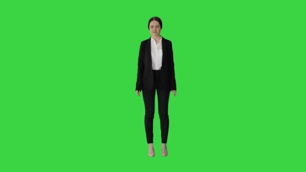 Atrakcyjna bizneswoman stoi nic nie robiąc na zielonym ekranie, Chroma Key. — Wideo stockowe