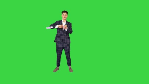 Zengin işadamı Yeşil Ekran 'a para atıyor, Chroma Key. — Stok video