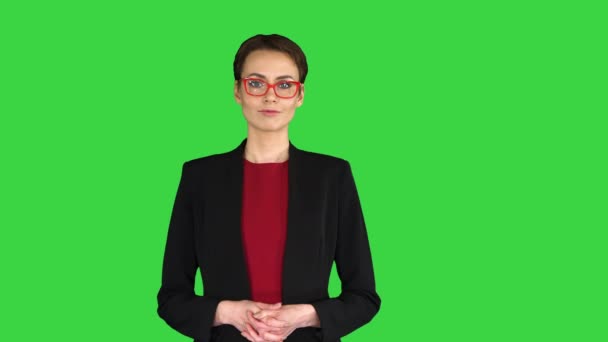 Hermosa mujer de moda filmando video blog hablando con la cámara en una pantalla verde, Chroma Key. — Vídeos de Stock