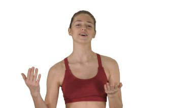 Yürürken konuşan formda antrenör, beyaz üzerinde yoga asanalarını açıkla.