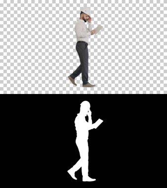 Yürürken tablet bilgisayar kullanan bir inşaat uzmanı.