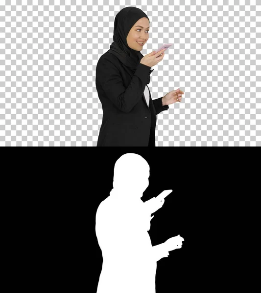 음성 메시지를 보내기 위해 스마트폰을 사용하는 히잡에 있는 이슬람 소녀 알 — 스톡 사진