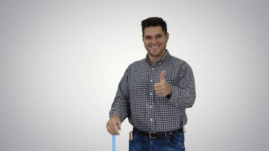 Kat bakımı ve temizlik hizmetleri. Yerleri temizleyen sıradan bir adam.