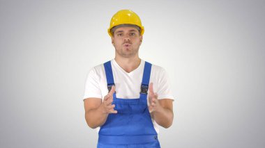 Foreman Builder kameraya bir şey anlatıyor ve GR 'da konuşuyor.