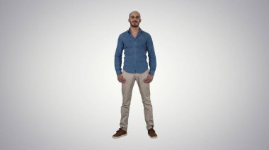 Değişken arkaplanda gülümseyen genç bir Arap..