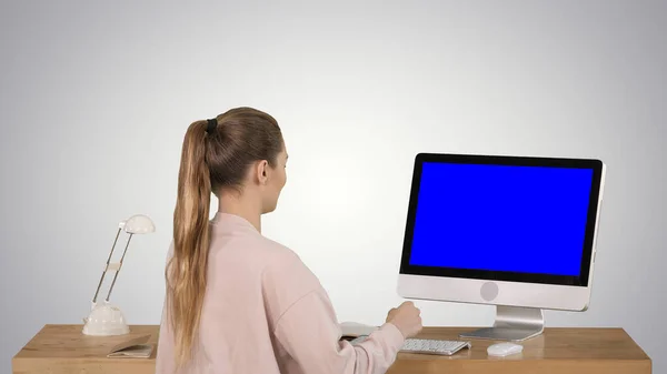 Empresária casual atraente trabalhando no escritório usando pc Azul — Fotografia de Stock