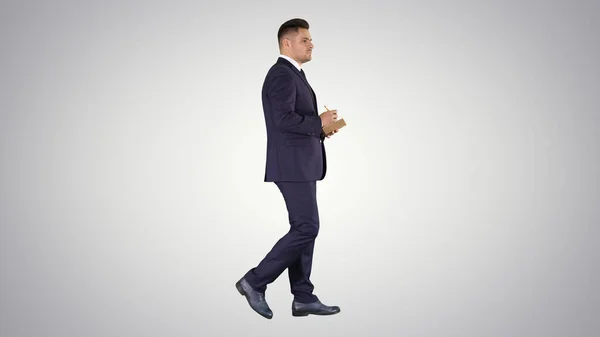 Giovane uomo d'affari caucasico positivo camminare e fare checklis — Foto Stock
