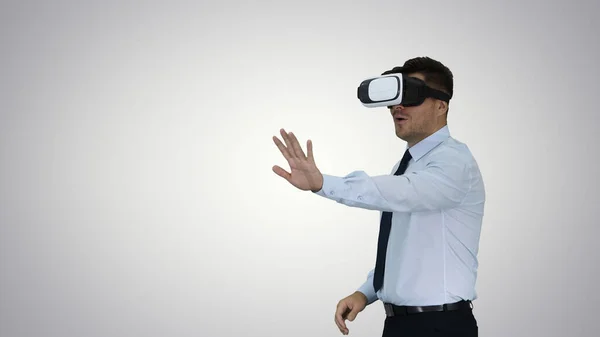 Uomo d'affari in realtà virtuale cuffia camminare nel mondo virtuale — Foto Stock