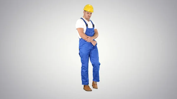 Werkman met helm lopen op een grappige manier en lachen op gradi — Stockfoto
