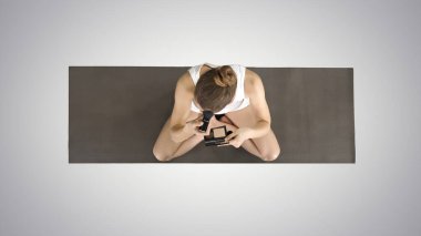 Yoga yapan kadın nilüfer çiçeğinde otururken makyaj yapıyor.