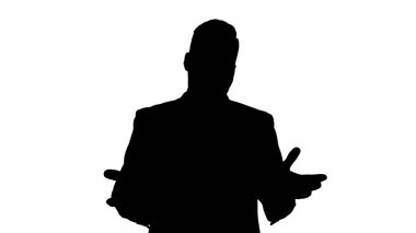 Siluet İşadamı her şeyin yolunda olduğunu bilerek kameraya gülümsüyor.