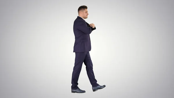 Hombre de negocios caminando contando billetes de euros en el fondo del gradiente. — Foto de Stock