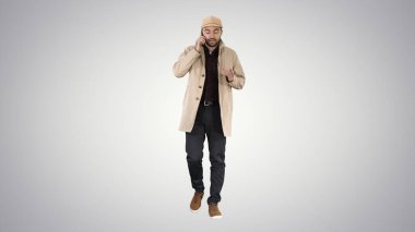 Sonbahar montlu bir işadamı Gradi 'de yürüyor ve telefonda konuşuyor.