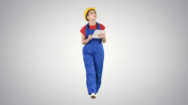 Žena stavební pracovník s tablet kontrolu staveniště — Stock fotografie