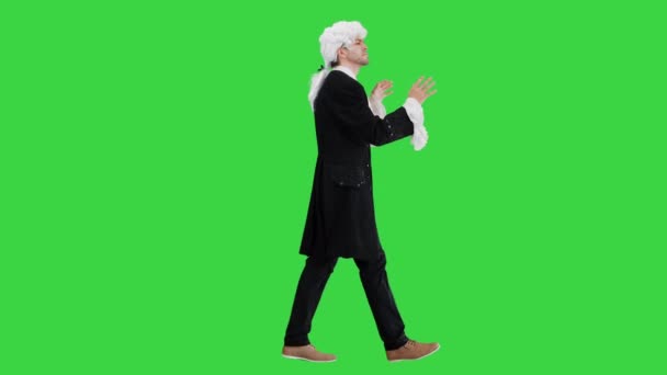Homem vestido como Mozart conduzindo enquanto caminha em uma tela verde, Chroma Key. — Vídeo de Stock