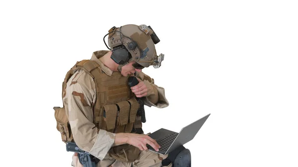 Солдат, использующий ноутбук для наблюдения во время военного времени — стоковое фото