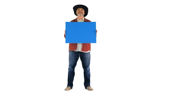 Agricultor sênior em um chapéu segurando cartaz em branco no fundo branco — Fotografia de Stock