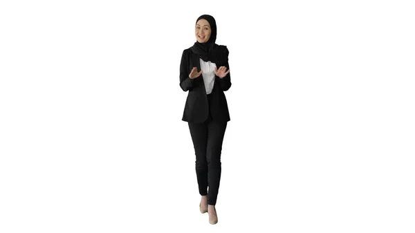 Uśmiechnięta Arabka w hidżabie mówi o biznesie podczas gdy wa — Zdjęcie stockowe