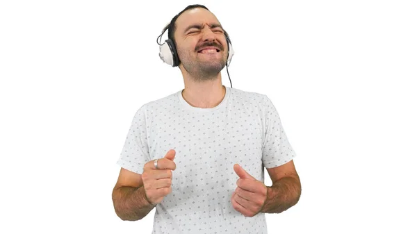 Happy guy met snor luisteren naar de muziek in groot wit hoofd — Stockfoto