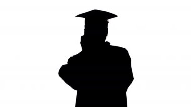 Mutlu mezun olmuş şapkalı ve cüppeli bir genç cep telefonuyla Alpha Channel 'da bir arkadaşıyla konuşuyor.