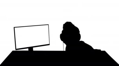 Siluet Oynatıcı, PC Monitörünün yanında oturan Kamerayla Konuşuyor.