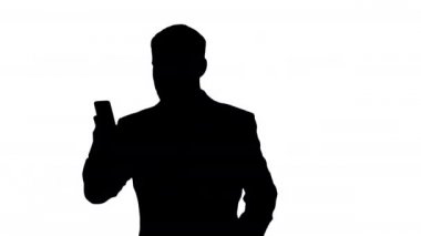 Alpha Channel adında bir sosyal ağ için yürüyen ve kayıt yapan yakışıklı bir iş adamı.