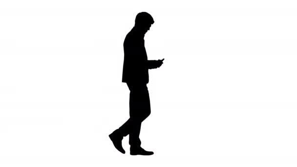 Silhouette Hombre de negocios satisfecho contando dinero y metiéndolo dentro de su chaqueta mientras camina. — Vídeo de stock