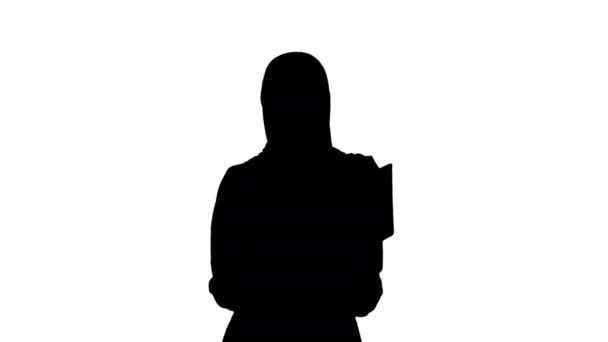 Silueta Muslim Businesswoman čtení její obchodní plánovač při chůzi na setkání. — Stock video