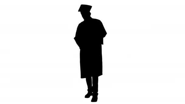 Silhuett Man student i examen mantel visar sitt diplom. — Stockvideo