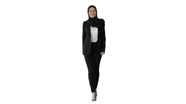 Sorrindo modelo feminino islâmico vestindo hijab andando e olhando um — Fotografia de Stock
