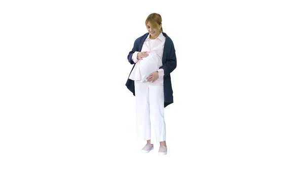 Femme enceinte caressant son ventre sur fond blanc. — Photo