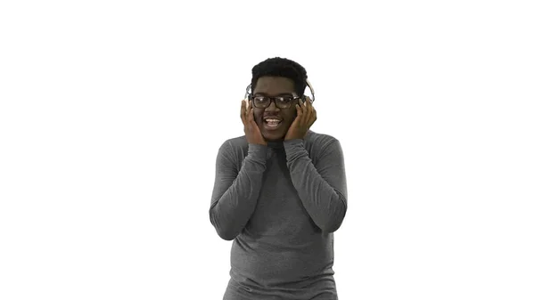 Mosolygó afro-amerikai férfi fülhallgató és mozog a mus — Stock Fotó
