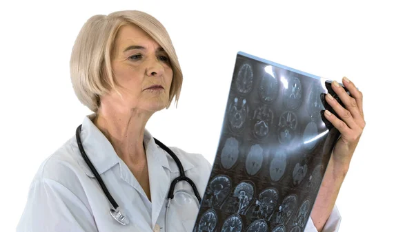 Senior läkare kvinna tittar på Mri på vit bakgrund. — Stockfoto