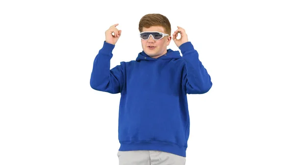 Hűvös tinédzser stílusos szemüvegben és alkalmi ruhák mond egy st — Stock Fotó