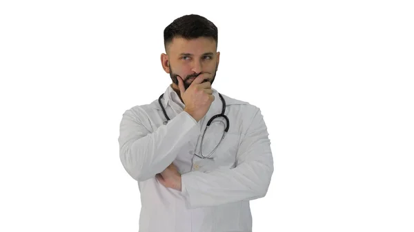 Γιατρός στέκεται και σκέφτεται σκληρά σε λευκό φόντο. — Φωτογραφία Αρχείου