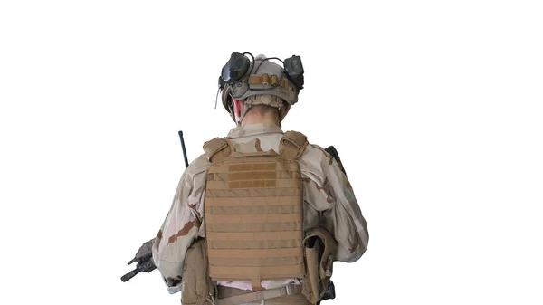 Ranger em uniforme de combate andando sobre fundo branco. — Fotografia de Stock