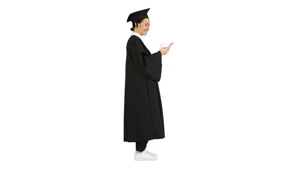 Boldog női diplomás kezében diploma és sms a telefonján o — Stock Fotó