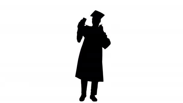 Silhouette Happy afroamericano estudiante masculino en bata de graduación tomando selfies telefónicos con su diploma. — Vídeos de Stock