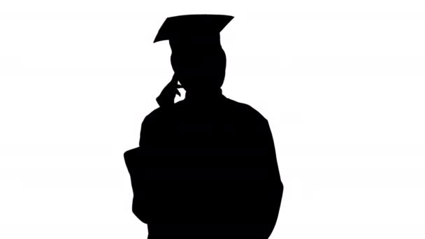 Estudiante afroamericana vestida con bata de graduación hablando por teléfono, Alpha Channel — Vídeos de Stock