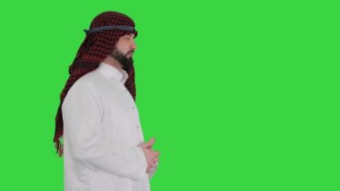 Şeyh ayakta duruyor ve Yeşil Ekran 'da bir hikaye anlatıyor, Chroma Key.