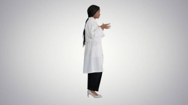 Genç Afrikalı Amerikalı kadın doktor tıbbi bakımdan bahsediyor.