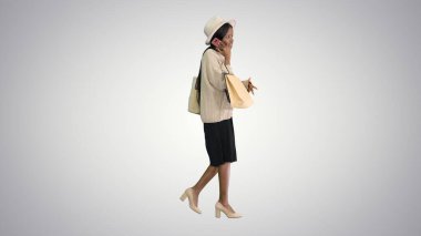 Büyük beden örgü ve şapkalı Afrikalı Amerikalı kız konuşuyor.