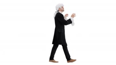 Mozart gibi giyinmiş bir adam beyaz arka planda yürürken şeflik yapıyor..