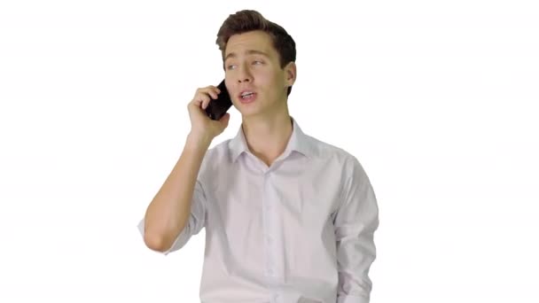 Snygg man som har telefon prata när du går på vit bakgrund. — Stockvideo