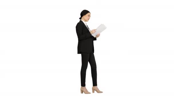 Σοβαρή Brunette Επιχειρηματίας ανάγνωση εγγράφων σε λευκό φόντο. — Αρχείο Βίντεο
