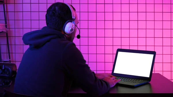 Professionelle Gamer spielen Videospiel auf seinem Laptop. White Displ — Stockfoto