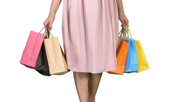 Her gün alışveriş yapan genç bir kadın yürürken alışveriş torbaları taşıyor. — Stok fotoğraf