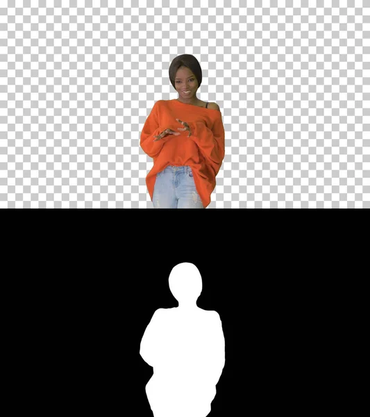Vidám afro-amerikai nő fényes pulóvert és farmert visel — Stock Fotó