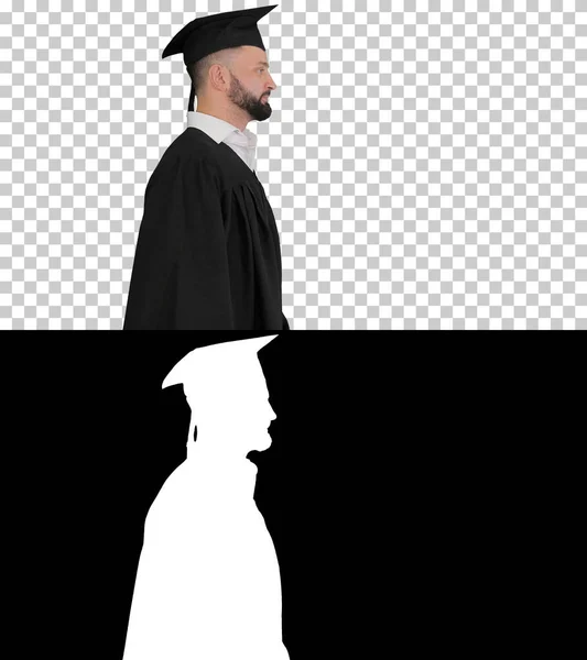 Happy graduado estudante do sexo masculino andando, Canal Alpha com Silhouet — Fotografia de Stock
